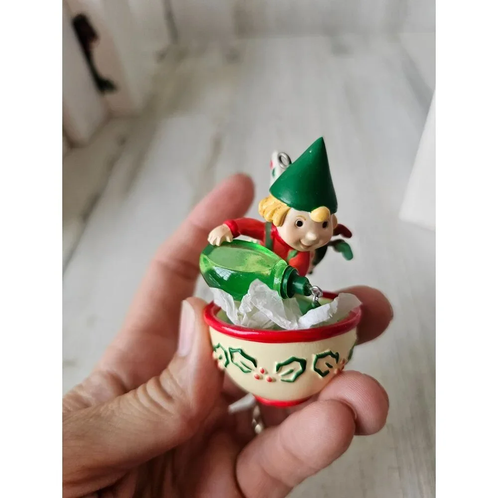Hallmark Hugh Merry bakers mixing baking ornament‎ new Xmas tree